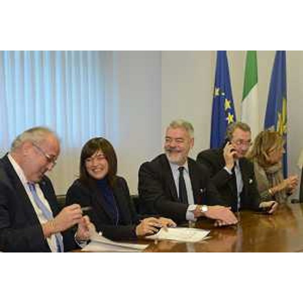 Rodolfo Ziberna (Presidente UTI Collio-Alto Isonzo), Debora Serracchiani (Presidente Regione Friuli Venezia Giulia), Paolo Panontin (Assessore regionale Autonomie locali e Coordinamento Riforme, Comparto unico, Sistemi informativi, Caccia e Risorse ittiche, delegato Protezione civile), Sergio Bolzonello (Vicepresidente Regione FVG e assessore Attività produttive, Turismo e Cooperazione) e Maria Sandra Telesca (Assessore regionale Salute, Integrazione socio-sanitaria, Politiche sociali e Famiglia) durante la firma dei patti territoriali - Udine 10/11/201