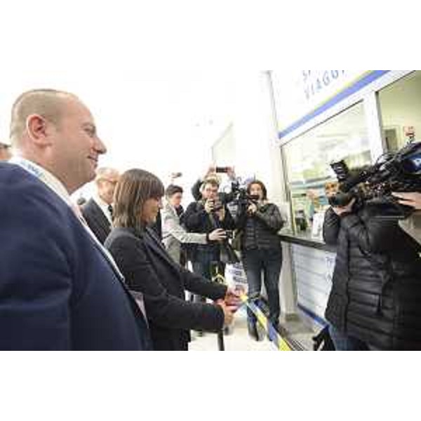Francesco Paduano (Presidente Gruppo Uniposte) e Debora Serracchiani (Presidente Regione Friuli Venezia Giulia) all'inaugurazione della nuova filiale di Uniposte all'interno del Trieste Airport - Ronchi dei Legionari 10/11/2017