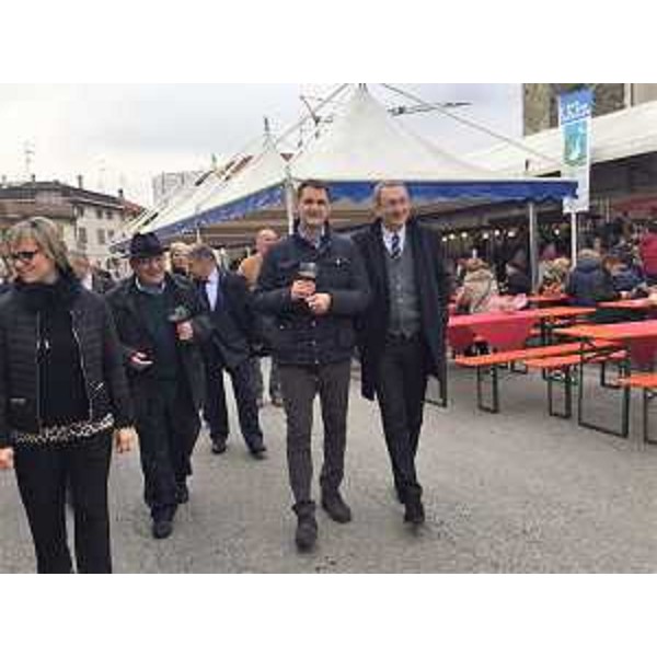 Sergio Bolzonello (Vicepresidente Regione FVG e assessore Attività produttive, Turismo e Cooperazione) allinaugurazione della festa Loca e il vin novello - Lavariano 11/11/2017 