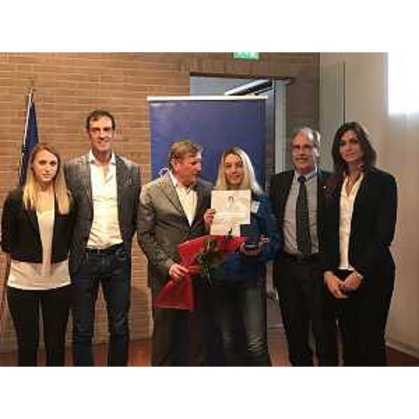 Gianni Torrenti (Assessore regionale Cultura, Sport e Solidarietà), con Alessandro Talotti (Delegato provinciale CONI) e Giorgio Brandolin (Presidente regionale CONI FVG), consegna la medaglia dargento al valore atletico a Barbara Zurini (Disciplina bocce) - Manzano 11/11/2017