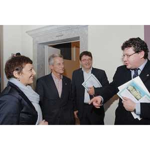 Riccardo Illy (Presidente Regione Friuli Venezia Giulia), Enrico Gherghetta (Presidente Provincia GO) e Roberta Demartin (Vicepresidente Provincia GO) nel corso dei lavori per la sottoscrizione del Protocollo d'intesa bilaterale "per la realizzazione di interventi di ammodernamento e potenziamento della rete di viabilità di interesse regionale", tra Regione FVG e Provincia di Gorizia. (Gorizia 15/11/07)