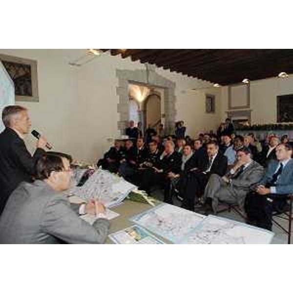 Riccardo Illy (Presidente Regione Friuli Venezia Giulia) e Lodovico Sonego (Assessore regionale Mobilità) nel corso dei lavori per la sottoscrizione del Protocollo d'intesa bilaterale "per la realizzazione di interventi di ammodernamento e potenziamento della rete di viabilità di interesse regionale", tra Regione FVG e Provincia di Gorizia. (Gorizia 15/11/07)