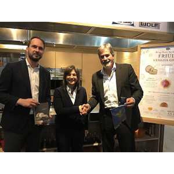 Cristiano Shaurli (Assessore regionale Risorse agricole e forestali), Debora Serracchiani (Presidente Regione Friuli Venezia Giulia) e Stephen Miotto (Mosaicista) nello Spazio Scuola dello store Eataly di Flatiron - New York 16/11/2017