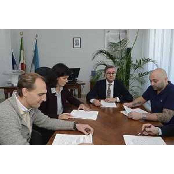 Francesco Peroni (Assessore regionale Finanze, Patrimonio, Coordinamento e Programmazione Politiche economiche e comunitarie) alla firma della concessione dell'area ex "Voce della Luna" - Trieste 16/11/2017