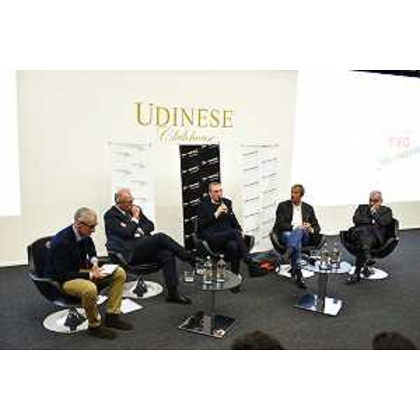 Stefano Ceiner (Moderatore), Marco Tullio Petrangelo (Direttore generale PromoTurismoFVG), Sergio Bolzonello (Vicepresidente Regione FVG e assessore Attività produttive, Turismo e Cooperazione), Paolo De Chiesa (Commentatore tecnico Rai ed ex azzurro sci) ed Enzo Sima (Consigliere nazionale Federazione italiana sport invernali - Fisi) alla presentazione della stagione turistica invernale 2017-2018 - Udine 19/11/2017