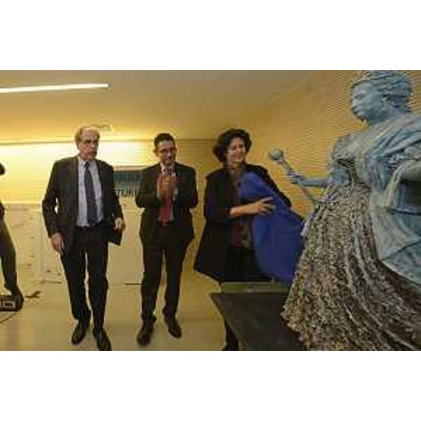 Gianni Torrenti (Assessore regionale Cultura, Sport e Solidarietà), Massimiliano Lacota (Portavoce comitato promotore iniziativa) e Ilaria Borletti Buitoni (Sottosegretario Beni e Attività culturali e Turismo) alla scopertura del bozzetto del monumento - Trieste 22/11/2017