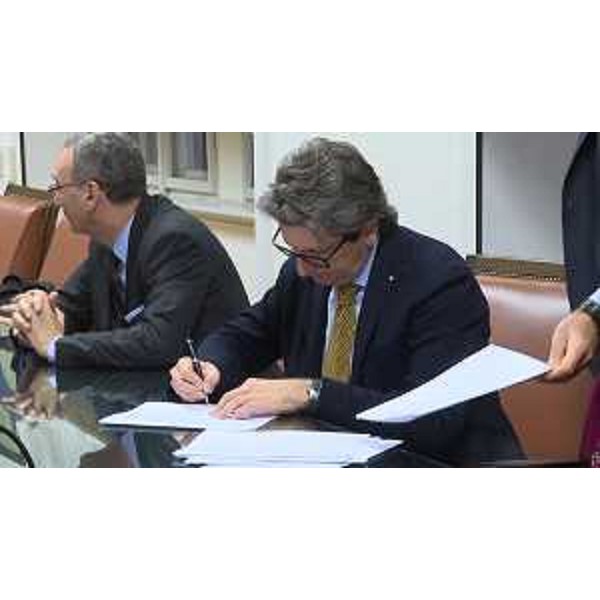 Zeno D'Agostino (Presidente Autorità sistema portuale Mare Adriatico Orientale) firma la costituzione del Consorzio di sviluppo economico dell'Area Giuliana - Trieste 22/11/2017
