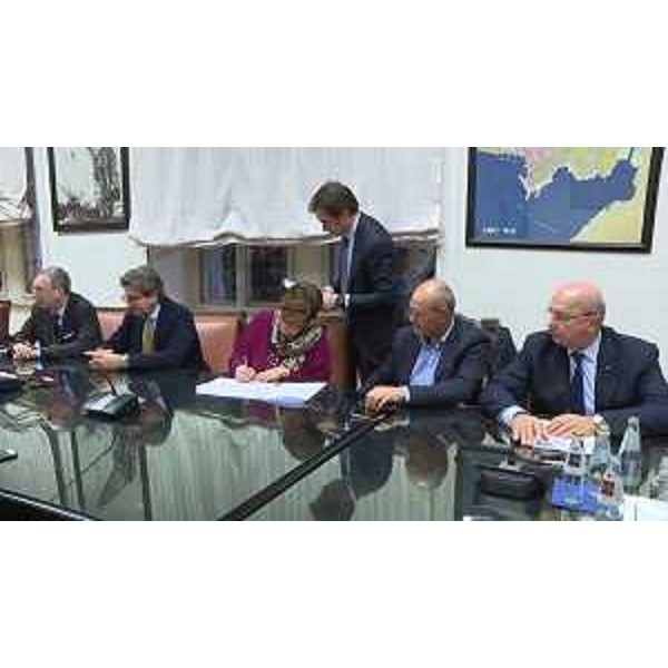Laura Marzi (Sindaco Muggia) firma la costituzione del Consorzio di sviluppo economico dell'Area Giuliana - Trieste 22/11/2017