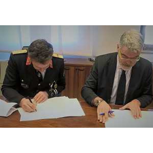Daniele Zelloth (Portavoce Unione Corpi pompieri volontari FVG) e Paolo Panontin (Assessore regionale Autonomie locali e Coordinamento Riforme, Comparto unico, Sistemi informativi, Caccia e Risorse ittiche, delegato Protezione civile) alla firma dell'accordo di collaborazione reciproca tra la Regione e il Corpo dei pompieri volontari del Friuli Venezia Giulia - Palmanova 27/11/2017