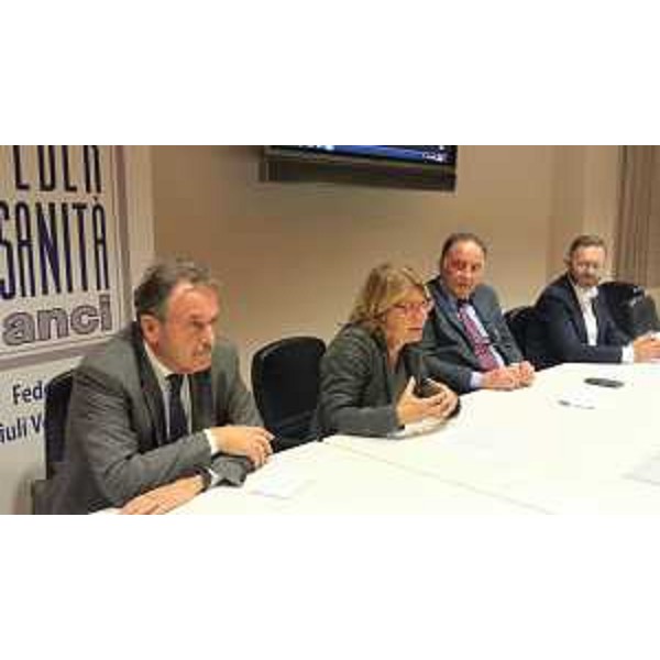Mario Pezzetta (Presidente ANCI FVG), Maria Sandra Telesca (Assessore regionale Salute, Integrazione socio-sanitaria, Politiche sociali e Famiglia), Giuseppe Napoli (Presidente Federsanità ANCI FVG) e Fabio Di Lenardo (Direttore Comitato Croce Rossa Italiana Udine) alla presentazione del progetto "Cri nel cuore" - Udine 27/11/2017