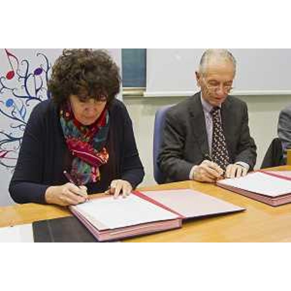 Loredana Panariti (Assessore regionale Lavoro, Formazione, Istruzione, Pari Opportunità, Politiche giovanili, Ricerca e Università) e Luciano Sartoretti (Vicepresidente Federazione bancaria) alla firma del protocollo d'intesa tra Regione, Federazione regionale delle Banche di Credito cooperativo (Bcc) e parti sociali - Trieste 28/11/2017