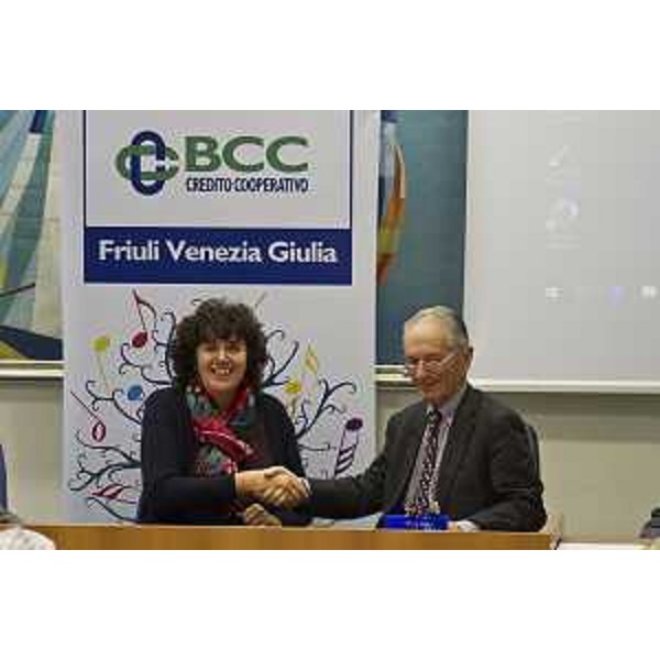 Loredana Panariti (Assessore regionale Lavoro, Formazione, Istruzione, Pari Opportunità, Politiche giovanili, Ricerca e Università) e Luciano Sartoretti (Vicepresidente Federazione bancaria) alla firma del protocollo d'intesa tra Regione, Federazione regionale delle Banche di Credito cooperativo (Bcc) e parti sociali - Trieste 28/11/2017