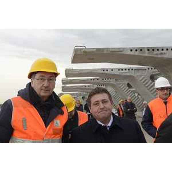 Sergio Bolzonello (Vicepresidente Regione FVG e assessore Attività produttive, Turismo e Cooperazione) e Daniele Galizio (Sindaco Latisana) durante il sopralluogo al cantiere del nuovo ponte sul Tagliamento nell'ambito dei lavori della terza corsia dell'A4 - Latisana 28/11/2017