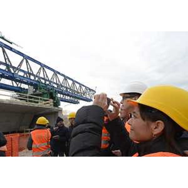 Debora Serracchiani (Presidente Regione Friuli Venezia Giulia) durante il sopralluogo al cantiere del nuovo ponte sul Tagliamento nell'ambito dei lavori della terza corsia dell'A4 - Latisana 28/11/2017