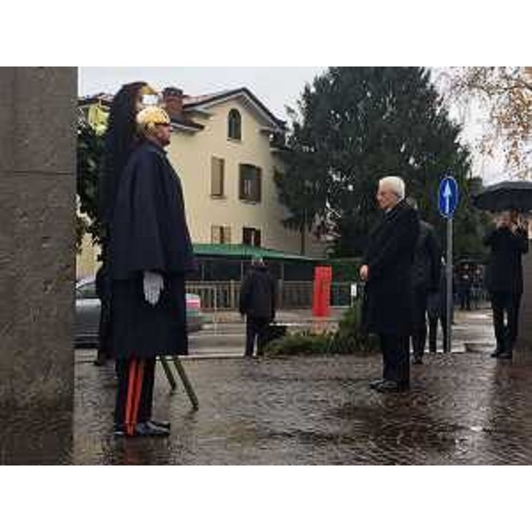 Sergio Mattarella (Presidente della Repubblica) depone una corona d'alloro ai piedi del monumento alla memoria degli operai morti durante la liberazione - Monfalcone 29/11/2017