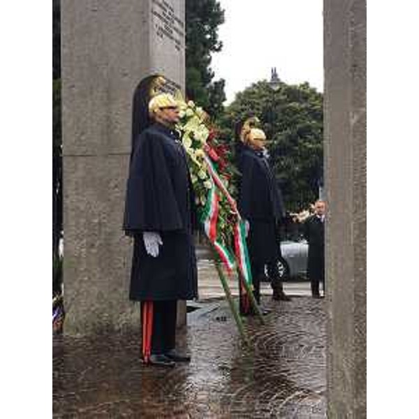 Cerimonia di deposizione di una corona d'alloro ai piedi del monumento alla memoria degli operai morti durante la liberazione - Monfalcone 29/11/2017