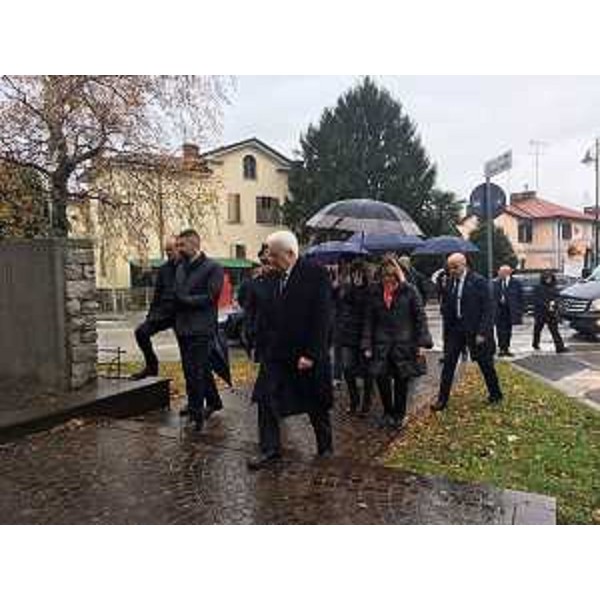 Sergio Mattarella (Presidente della Repubblica), Debora Serracchiani (Presidente Regione Friuli Venezia Giulia) e Annapaola Porzio (Prefetto Trieste) in occasione della deposizione di una corona d'alloro ai piedi del monumento alla memoria degli operai morti durante la liberazione - Monfalcone 29/11/2017