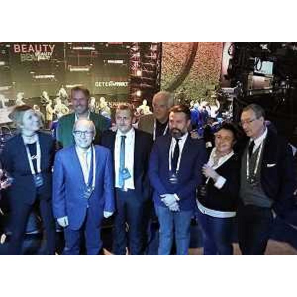 Sergio Bolzonello (Vicepresidente Regione FVG e assessore Attività produttive, Turismo e Cooperazione) con Enzo Cainero (Project manager) e una delegazione di sindaci dei comuni del Friuli Venezia Giulia attraversati dalle tappe del Giro d'Italia 2018 - Milano 29/11/2017