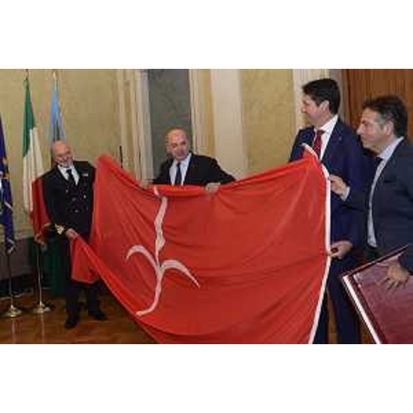 Pier Paolo Scala (Comandante MSC Crociere) e Roberto Dipiazza (Sindaco Trieste) con una bandiera della città di Trieste durante cerimonia di maiden call per l'attracco della Msc Seaside - Trieste 30/11/2017