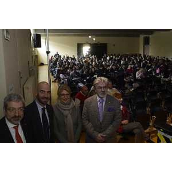 Furio Honsell (Sindaco Udine), Matteo Bassetti (Direttore clinica malattie infettive), Maria Sandra Telesca (Assessore regionale Salute, Integrazione socio-sanitaria, Politiche sociali e Famiglia) e Mauro Delendi (Direttore generale Asui Udine) all'incontro con gli studenti delle scuole superiori nell'aula Magna del liceo Percoto - Udine 01/12/2017