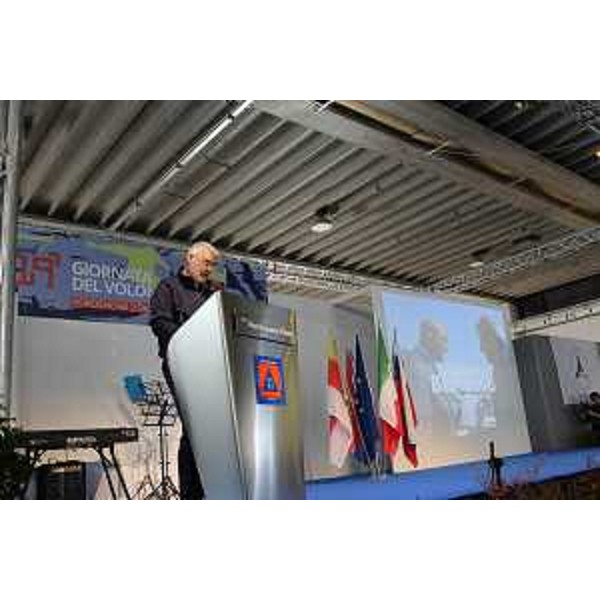 Paolo Panontin (Assessore regionale Autonomie locali e Coordinamento Riforme, Comparto unico, Sistemi informativi, Caccia e Risorse ittiche, delegato Protezione civile) interviene alla Giornata del volontario della Protezione civile - Pordenone 02/12/2017