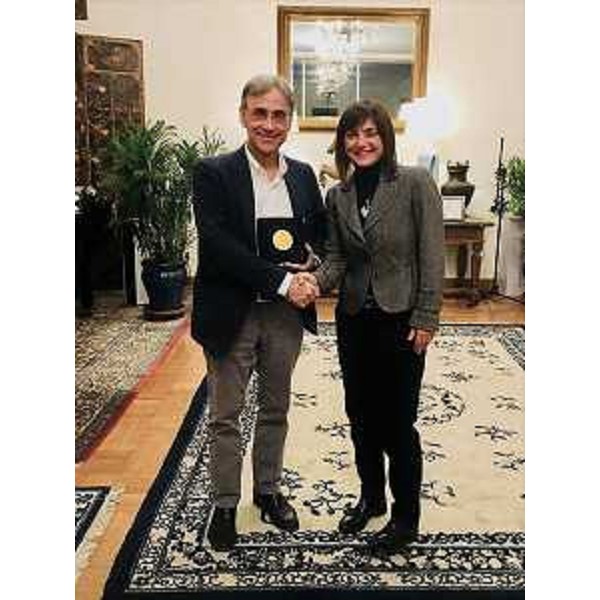 Debora Serracchiani (Presidente Regione Friuli Venezia Giulia) consegna a Ettore Sequi (Ambasciatore d'Italia a Pechino) la medaglia donore del Friuli Venezia Giulia - Yanqi Lake 03/12/2017
