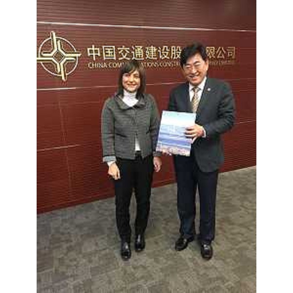 Debora Serracchiani (Presidente Regione Friuli Venezia Giulia) consegna un libro sul Friuli Venezia Giulia a Sun Ziyu (Vicepresidente China Communications Construction Company Limited - CCCC) - Pechino 04/12/2017