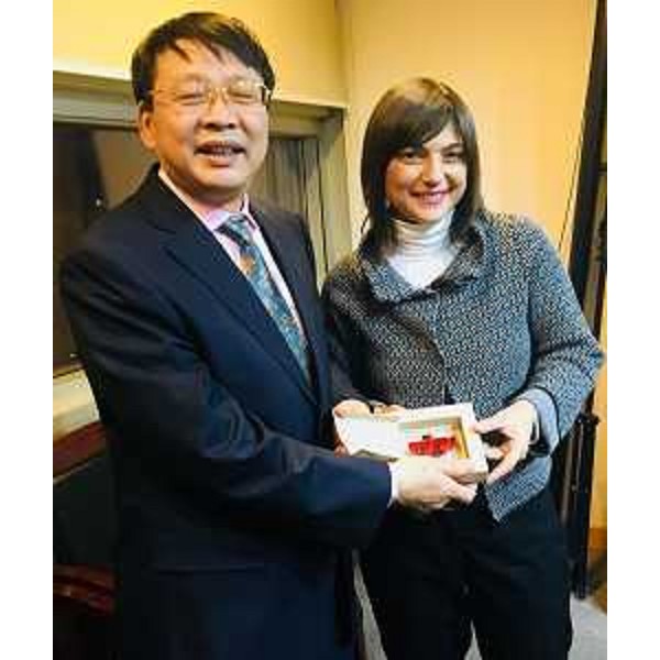 Debora Serracchiani (Presidente Regione Friuli Venezia Giulia) con Yin Zonghua (Vicepresidente China Council for the Promotion of International Trade - CCPIT) - Pechino 04/12/2017