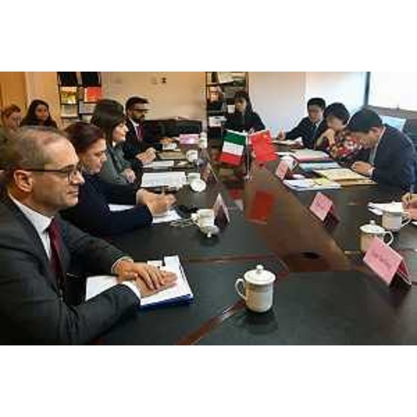 Debora Serracchiani (Presidente Regione Friuli Venezia Giulia) incontra Yin Zonghua (Vicepresidente China Council for the Promotion of International Trade - CCPIT) - Pechino 04/12/2017 