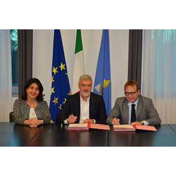 Mariagrazia Santoro (Assessore regionale Infrastrutture e Territorio), Paolo Panontin (Assessore regionale Autonomie locali e Coordinamento Riforme, Comparto unico, Sistemi informativi, Caccia e Risorse ittiche, delegato Protezione civile) e Giorgio Damiani (Amministratore unico FVG Strade) alla firma della convenzione strategica tra la centrale unica di committenza regionale (CUC) e FVG Strade - Trieste 05/12/2017