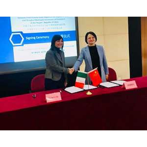 Debora Serracchiani (Presidente Regione Friuli Venezia Giulia) firma il Memorandum d'intesa tra Regione FVG e Shanghai Municipal Commission of Commerce con Zhong Xiaomin (Vicedirettrice della Municipalità) - Shanghai 06/12/2017