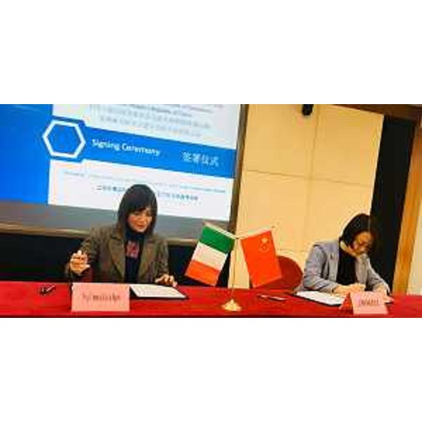 Debora Serracchiani (Presidente Regione Friuli Venezia Giulia) firma il Memorandum d'intesa tra Regione FVG e Shanghai Municipal Commission of Commerce con Zhong Xiaomin (Vicedirettrice della Municipalità) - Shanghai 06/12/2017