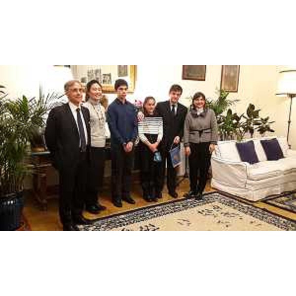 Ettore Sequi (Ambasciatore d'Italia a Pechino) e Debora Serracchiani (Presidente Regione Friuli Venezia Giulia) con il corregionale Juan Bautista Simoni e la sua famiglia - Pechino 04/12/2017