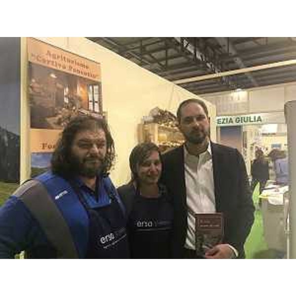 Luca Pancotto e Cristiano Shaurli (Assessore regionale Risorse agricole e forestali) nello stand del FVG ad Artigiano in fiera - Milano 07/12/2017