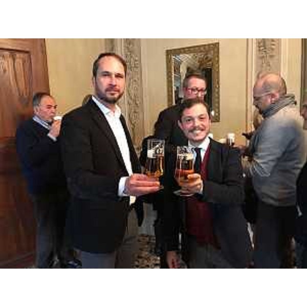 Cristiano Shaurli (Assessore regionale Risorse agricole e forestali) e Alessandro Venanzi (Assessore Attività produttive e Turismo Comune Udine) alla conferenza stampa dedicata al rilancio della birra Dormisch - Udine 12/12/2017