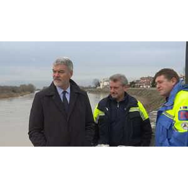 Paolo Panontin (Assessore regionale Autonomie locali e Coordinamento Riforme, Comparto unico, Sistemi informativi, Caccia e Risorse ittiche, delegato Protezione civile), Luciano Sulli (Direttore Protezione civile FVG) e Daniele Galizio (Sindaco Latisana) durante il sopralluogo lungo il corso del Tagliamento - Latisana 12/12/2017