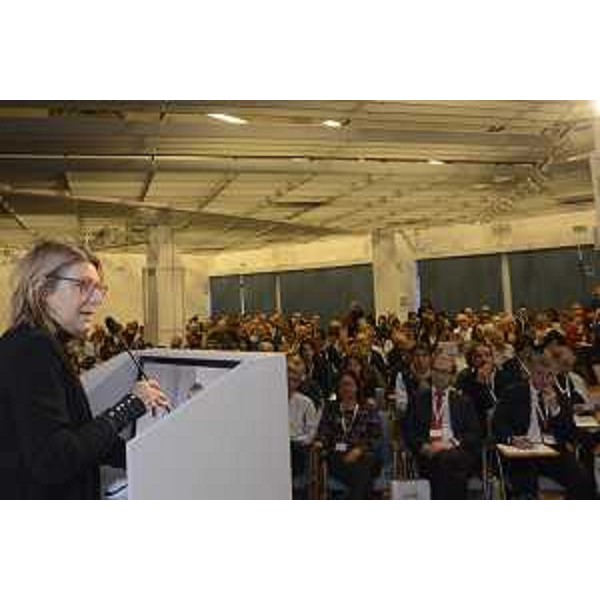 Maria Sandra Telesca (Assessore regionale Salute, Integrazione socio-sanitaria, Politiche sociali e Famiglia) interviene al congresso "Confronti in pediatria. Trent'anni di pediatria attraverso le immagini, i farmaci, i trucchi del mestiere e le bufale" - Trieste 15/12/2017