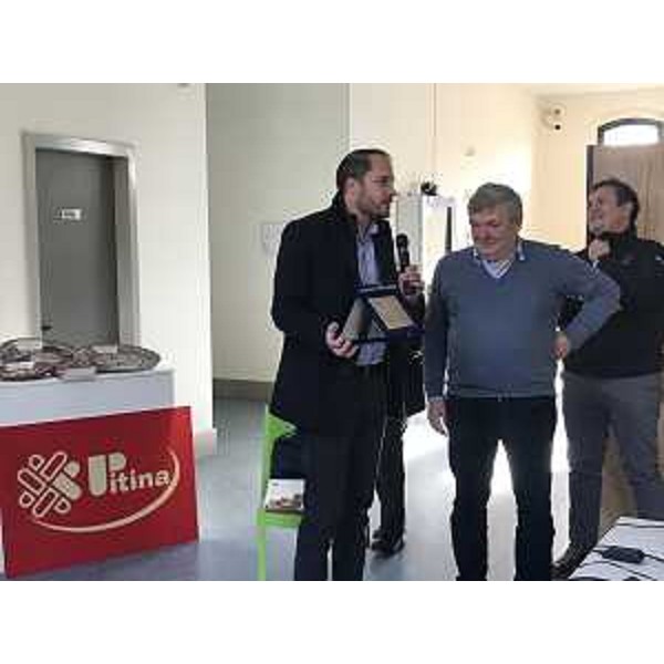 Cristiano Shaurli (Assessore regionale Risorse agricole e forestali) consegna una targa della Regione a Ubaldo Alzetta alla cerimonia di premiazione del concorso "Mattia Trivelli" - Maniago 16/12/2017