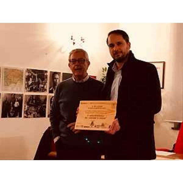 Cristiano Shaurli (Assessore regionale Risorse agricole e forestali) con Emilio Gottardo (Presidente Legnoservizi) durante la consegna delle targhe di riconoscimento all'asta regionale di legname pregiato - Ampezzo 16/12/2017