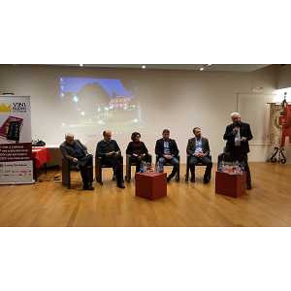 Cristiano Shaurli (Assessore regionale Risorse agricole e forestali) alla presentazione dell'edizione 2018 della guida "Vinibuoni d'Italia" durante l'intervento di Mario Busso (Curatore guida) - Buttrio 16/12/2017