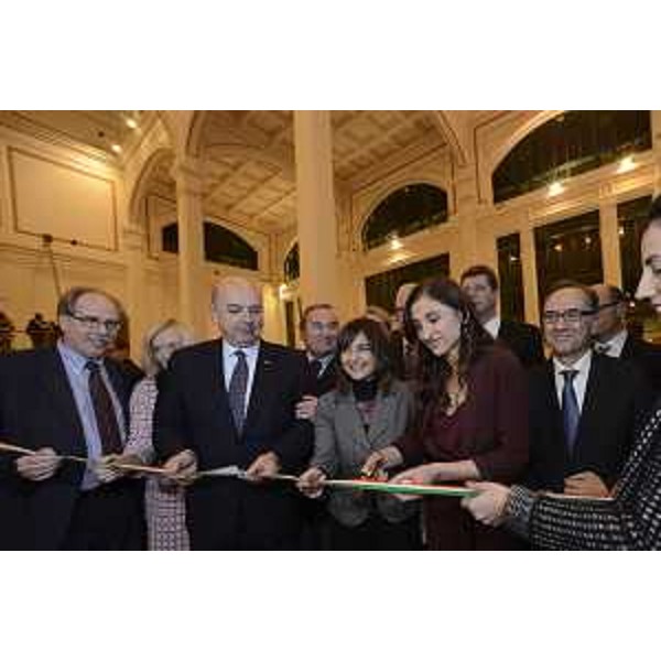 Gianni Torrenti (Assessore regionale Cultura, Sport e Solidarietà), Roberto Dipiazza (Sindaco Trieste) e Debora Serracchiani (Presidente Regione Friuli Venezia Giulia) durante il taglio del nastro all'inaugurazione della mostra "Nel mare dell'intimità. L'Archeologia subacquea racconta l'Adriatico" - Trieste 16/12/2017