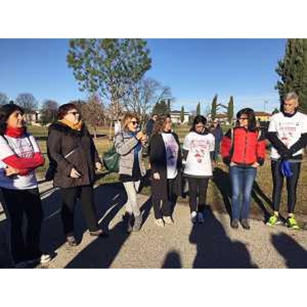 Mariagrazia Santoro (Assessore regionale Infrastrutture e Territorio), Cinzia Del Torre (Assessore Pari opportunità Comune Udine), Maria Sandra Telesca (Assessore regionale Salute, Integrazione socio-sanitaria, Politiche sociali e Famiglia), Mariangela Fantin (Presidente ANDOS Udine), Asia Battaglia (Assessore Pari opportunità Provincia Udine), Raffaella Basana (Assessore Sport e stili di vita Comune Udine) e Paolo Bordon (Presidente Associazione Maratonina Udinese) alla partenza della camminata "CamminAndos insieme" - Udine 17/12/2017