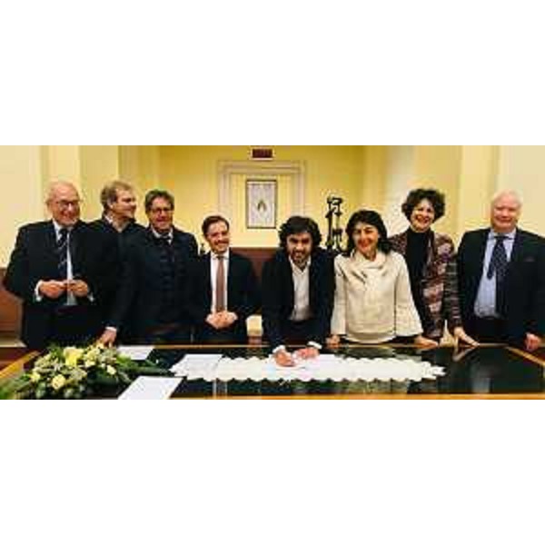 Marco Tullio Petrangelo (Direttore generale Promoturismo FVG), Giuseppe Pavan (Componente Giunta camerale CCIAA Udine), Maurizio Ionico (Amministratore unico FUC), Alessandro Venanzi (Assessore Commercio Comune Udine), Federico Pirone (Assessore Cultura Comune Udine), Mariagrazia Santoro (Assessore regionale Infrastrutture e Territorio), Elisa Nanetti (Direttrice Trenitalia FVG) e Alberto Toneatto (Amministratore delegato SAF) alla firma del protocollo d'intesa per la promozione del sistema turistico-culturale udinese - Udine 18/12/2017