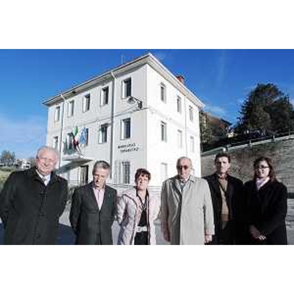 Riccardo Illy (Presidente Regione Friuli Venezia Giulia) con Adriano Corsi (Sindaco San Floriano del Collio) ed altri amministratori locali, tra cui gli assessori comunali Dominik Humar e Franca Padovan, davanti al Municipio di San Floriano del Collio. (San Floriano del Collio 15/11/07)