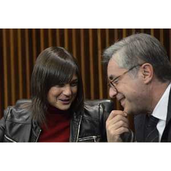 Debora Serracchiani (Presidente Regione Friuli Venezia Giulia) e Francesco Peroni (Assessore regionale Finanze, Patrimonio, Coordinamento e Programmazione Politiche economiche e comunitarie) nell'aula del Consiglio regionale - Trieste 20/12/2017