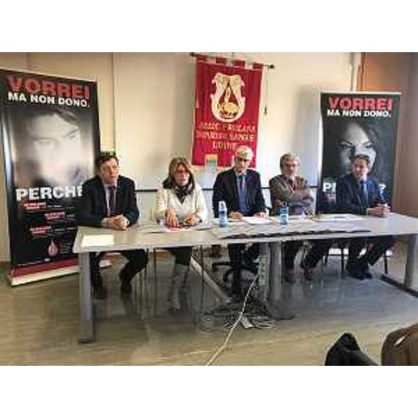 Maria Sandra Telesca (Assessore regionale Salute, Integrazione socio-sanitaria, Politiche sociali e Famiglia) con rappresentanti dell'Associazione Friulana Donatori Sangue (AFDS) nella sala riunioni dell'Ospedale Santa Maria della Misericordia - Udine 23/12/2017