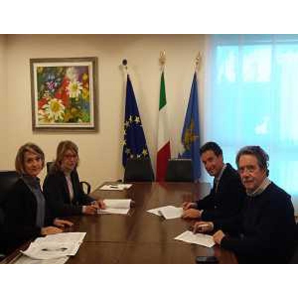 Maria Sandra Telesca (Assessore regionale Salute, Integrazione socio-sanitaria, Politiche sociali e Famiglia) firma il rinnovo dell'Accordo Quadro regionale su "distribuzione medicinali, revisione prezzi massimi di rimborso ausili e dispositivi di assistenza integrativa per diabetici, servizi erogati da farmacie convenzionate pubbliche e private" con Francesco Pascolini (Presidente Federfarma FVG) e Germano Montolli (Coordinatore Assofarm FVG) - Udine 29/12/2017