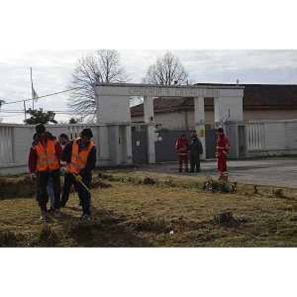 Avviati, con l'apporto anche di un gruppo di immigrati, i lavori di manutenzione del sito dell'ex Caserma Cavarzerani - Udine 05/02/2018