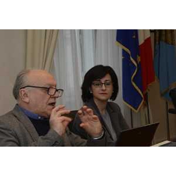 Edo Ronchi (presidente della Fondazione per lo Sviluppo sostenibile) e Sara Vito (assessore regionale all'Ambiente ed Energia) alla conferenza stampa di presentazione dell'accordo di collaborazione sul progetto Green city network - Trieste 06/03/2018