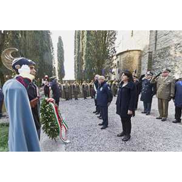 Mariagrazia Santoro (Assessore regionale alle Infrastrutture e al Territorio) alla cerimonia in ricordo degli undici Militi Ignoti della Grande Guerra
